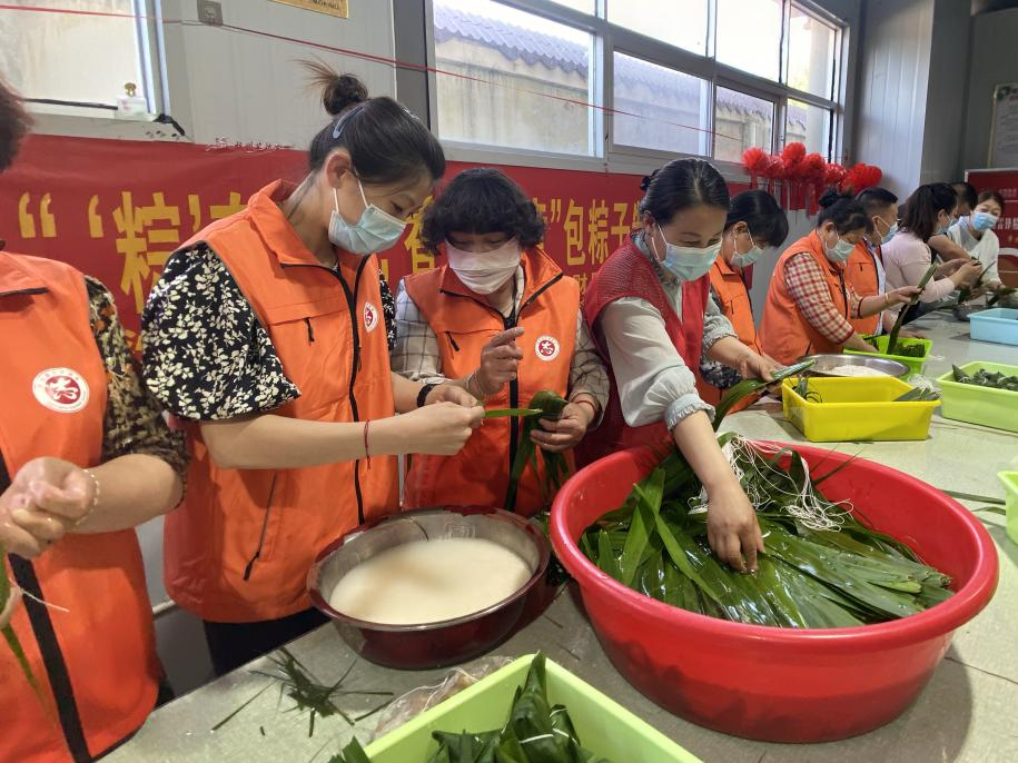 青口供電所黨支部聯(lián)合生產(chǎn)生活服務(wù)中心分會(huì)、黃沙坨社區(qū)，共同舉辦“悠悠艾草香 濃濃端午情”系列活動(dòng)。.png